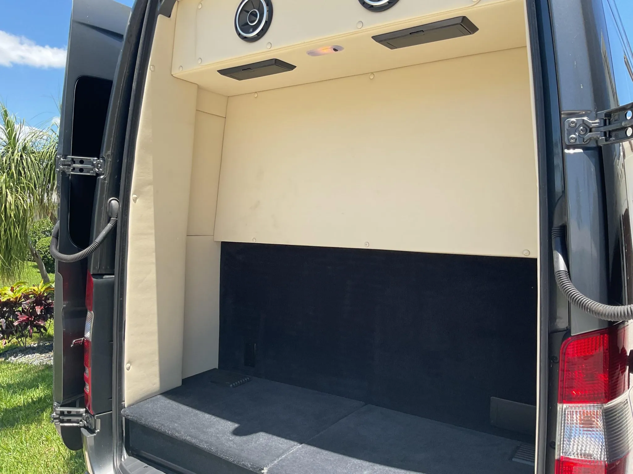 Edel Atlanta rear luggage compartment